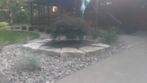 Outcropping stone bed line by Twin Oaks Landscaping